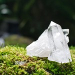 4月の誕生石は「水晶」です。ガラスとの見極め方も紹介。